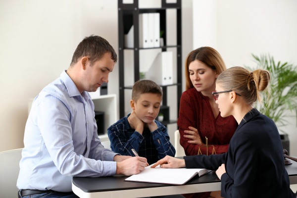 Choosing the Right Child Custody Lawyer | Cominos Family Lawyer